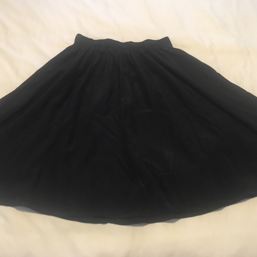 Black flowy knee-length skirt - XS